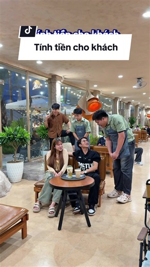 Tính tiền cho khách | Cách tính giá và nhận tiền tại quán cà phê