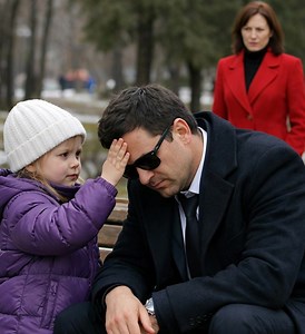 „Sie sind nicht blind, Ihre Frau tut etwas in Ihr Essen …“ — sagte ein obdachloses Mädchen zu einem reichen Mann; und als er, dem Rat des Mädchens folgend, die Suppe in die Spüle goss, erstarrte er bei dem Anblick 😢😨 Michael ging langsam durch den zentralen Park einer Küstenstadt und hielt die Hand seiner Frau fest. Die Ärzte sagten, sein Sehvermögen verschlechtere sich aus unerklärlichen Gründen: Die Analysen waren perfekt, die Untersuchungen unauffällig, doch mit jedem Monat sah er schlechte