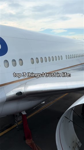 engine cowling is wider than the fuselage of a 737 btw #boeing777 #airlinepilot