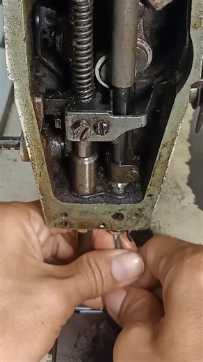 how to remove the sewing machine needle post #sewing #sewingtrick #sewingmachine | Enno Jahit