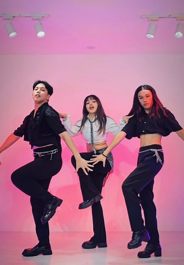 Jisoo's Earthquake Dance Cover Performance