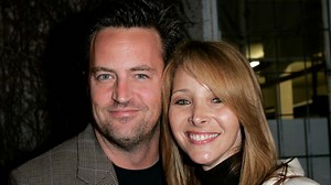 66K views · 3K reactions | Lisa Kudrow mourns Matthew Perry on Instagram, recalling how the actor made her 'muscles ache' from laughing. She's the final 'Friends' main cast member to speak out in the wake of Matthew's death, following previous tributes from Jennifer Aniston, David Schwimmer, Matt LeBlanc and Courteney Cox. | Entertainment Tonight | Facebook
