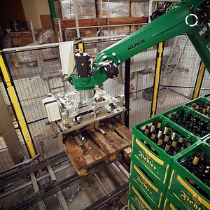 Dass sich ehrliche, traditionelle Handwerkskunst und Automatisierung nicht ausschließen müssen, beweist die mittelständische Privatbrauerei Fiedler. Hier übernimmt ein KUKA Roboter KR 180 PA der QUANTEC -Serie das Palettieren schwerer Bierkästen und erleichtert so die Arbeit. 🤖 Gemeinsam mit der Beyer Maschinenbau GmbH aus Roßwein nahm die Brauerei Fiedler das Projekt Palettierroboter in Angriff. 🤝 Viele Mittelständler in der Branche hätten immer noch Angst vor der Automatisierung, sagt Thomas