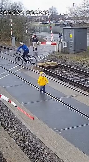 A cyclist abandons his bike and pulls a child from train tracks just seconds before the train passes — an unbelievable rescue caught on camera. | KING MIDAS