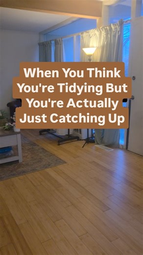 Ever notice how the clutter comes back? If you constantly feel like you’re catching up, keep reading. 🔥 Catching up means something has already overflowed... The laundry. The counters. The kitchen table. The closet that won’t close all the way. And when that happens, you don’t maintain, you react. 🫰 You spend a Saturday cleaning the whole house. You tidy and organize and declutter all the piles. You promise yourself you’ll stay on top of it this time. 📆 But a few days later, you’re behind aga