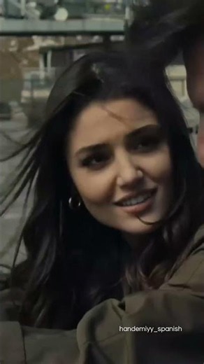 Eda's Heartwarming Smile To Serkan #HandeErçel #KeremBürsin #SenÇalKapısı #shorts
