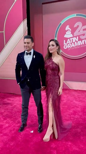Univision on Instagram: "Se respira el amor ❤️❤️❤️ en esta #RedCarpet así llegan como nunca antes @carlosrivera y su esposa @cynoficial #LatinGRAMMY #SocialProduction  No te pierdas esta gran fiesta por Univision, @unimas, @galavision y @vix 拾"