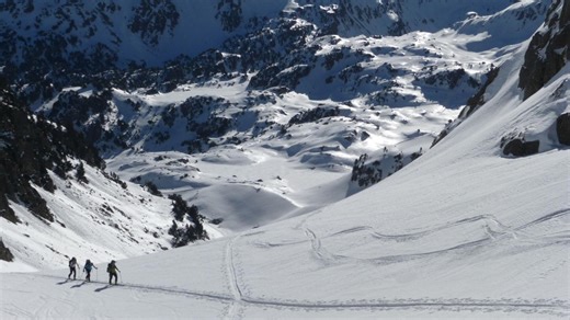 Bergauf-Bergab: Weiße Wildnis · Skibergsteigen in den Pyrenäen