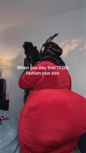 Stepped into the Great Gatsby era and baby… the 1920s never stood a chance. ✨ Feathers, pearls, red lips, and curves that absolutely belong in every decade. Plus-size women don’t just attend the party we are the main event. Old money aesthetic, new era confidence. Period. 💃🏽🖤 #PlusSizeSlay #CurvyConfidence #VintageGlam