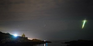 Meteor lights up the sky over London, bystanders film the moment