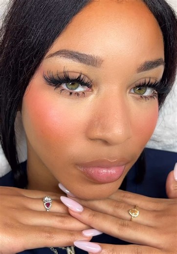 New year, new customized sets, new level of intention This wispy transformation isn't about trends or copying a lash map. It's about understanding texture, balance, and the placement of every spike ... why it goes where it goes, and how it changes the entire set. Spikes aren't random. They're placed with purpose, guided by the eye, the natural lashes, and the final outcome you're designing. This level of work comes from being educated, not just inspired. And it's exactly what we focus on inside 