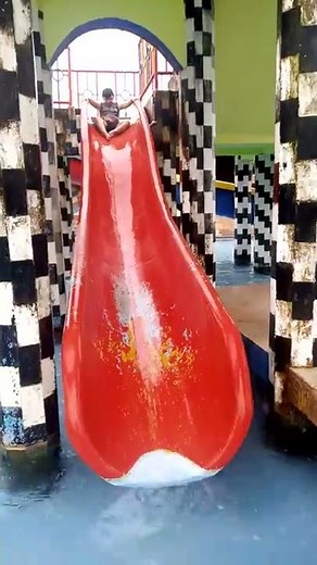 Kevin Korg Alvaro meluncur di perosotan slide kolam renang waterpark