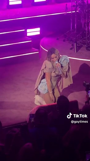 Hey now, hey now! Hilary Duff just performed 'What Dreams Are Made Of' from The Lizzie McGuire Movie for the first time ever during her Small Rooms, Big Nerves show at the O2 Shepherd's Bush Empire in London ⭐ #hilaryduff #lizziemcguire #whatdreamsaremadeof #concert #livemusic