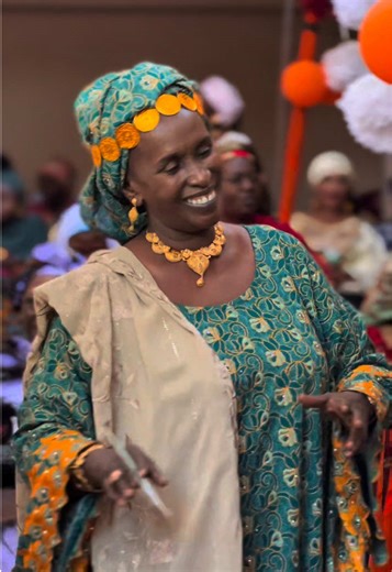 LE MALI 🇲🇱 Un pays riche, vibrant, souvent mal compris. Cela fait maintenant un an que je collecte des images, non pas pour vous convaincre de venir au Mali, mais pour vous inviter à changer votre regard sur lui. Oui, nous faisons face à des défis : l’instabilité, les coupures d’électricité, les réalités du quotidien. Mais malgré cela, le Mali a tant à offrir. C’est un pays où la modernité côtoie fièrement les traditions, où la culture rayonne à travers chaque geste, chaque regard, chaque pier