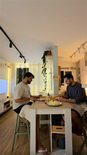 GUILHERME | DANILO on Instagram: "Essa receita de requeijão cremoso folhado fica simplesmente irresistível 🤤✨ E pra deixar o momento ainda mais especial, preparei uma mesa posta linda, decorada com itens de Natal da @mobly 🧡🎄 Nas lojas físicas, além dos móveis, dá pra encontrar vários itens incríveis pra decorar a casa 🧡 eu fico apaixonado 🥹 Agora me conta, quem vai testar essa receita aí em casa? 🫰🏻😋"