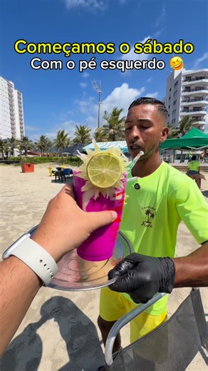 Danilo Pimentel | Recomendo Sampa on Instagram: "Fui pedir 4 drinks pro Junio… 🍹🍹🍹🍹 o homem veio todo confiante… resultado: CAIU TUDO no caminho 😂🤣 Mas relaxa… faz parte do show! No Carrinho do Junio é assim: 👉 tem resenha 👉 tem risada 👉 e drink a gente pede de novo 🍻 O importante é a diversão nunca cair 😎🔥 📍 Carrinho do Junio – Praia Grande Bora colar pra dar risada e tomar aquele combo caprichado! #PraiaGrande #CarrinhoDoJunio #RolêNaPraia #Drinks #Resenha ComidaDeRua"
