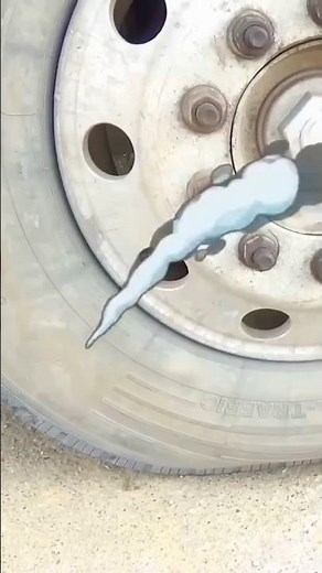 تعطلت الشاحنة بسبب ثقب في الإطار!