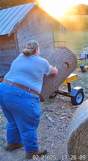 Becky running the log splitter 🪵🪓 #funny #staywithbecky #eyecheckup #comedy