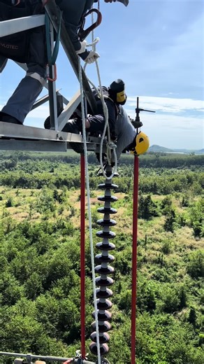 เปลี่ยนลูกถ้วย Hotline 230kV.⚡️#hotline #hotlinethailand #การไฟฟ้าฝ่าย...