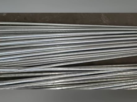 从原料甄选到成品出库，每一根锌包钢接地材料都历经严苛淬炼！Q235B低碳钢芯体经精密除锈处理，表面粗糙度控制在Ra1.6μm以内，确保与锌层完美贴合。