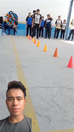 Mejora tu coordinación y potencia con relevos Descubre una actividad de relevos en zigzag y una variante con apilamiento de conos, perfecta para mejorar la velocidad, coordinación, potencia, agilidad y el trabajo en equipo en tus clases de educación física. Agradecimientos a @maquinita.de.juegos por su gran contenido, siganlo. #juegos #educación #educaciónfísica #edufisica #educación #agilidad #velocidad #profesores #docentes #Deportes | Educación física - Edu Física
