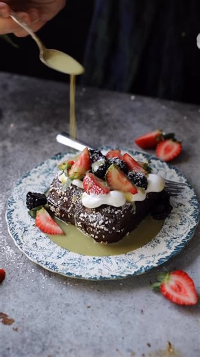 Betul Tunc on Instagram: "Merry Christmas to everyone celebrating! I hope you all enjoy time with friends and family this week ❤️ I made a chocolate version of my Cramique loaf from the cookbook and turned it into French Toast, served with fresh berries and pistachio sauce, to make the perfect holiday brunch. The full recipe will be on my website soon!😇❤️"