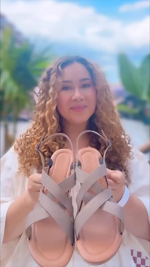 Our interchangeable heels are comfortable, convenient, and so stylish! The perfect way to save space and switch up your style ❤️ Repost from @leaura | Solely Jane