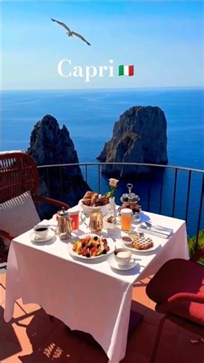 Capri: The most beautiful and most visited island in Italy 🇮🇹 #italy #explore #capri #travelvlog