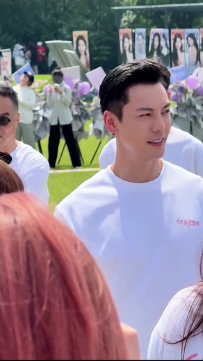 陈伟霆与赵露思新剧《许我耀眼》精彩互动