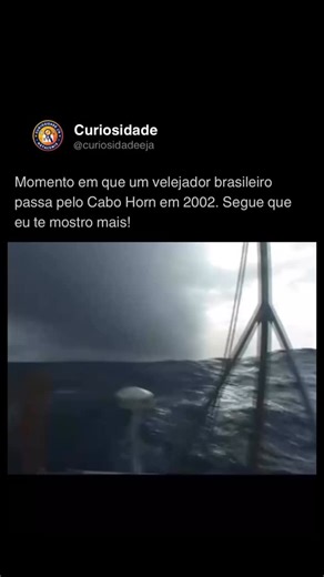 Curiosidade já on Instagram: "O velejador brasileiro André Magalhães Homem de Melo foi o primeiro brasileiro a conseguir dar a volta ao mundo sem escalas e em solitária. Iniciando sua jornada em 30 de setembro de 2001 em Ilhabela, passando pelo Cabo da Boa Esperança, depois passando pela Austrália, Pacífico, Cabo Horn e então parou em Florianópolis devido a problemas no veleiro, terminando sua viagem em Ilhabela novamente em 13 de abril de 2002."