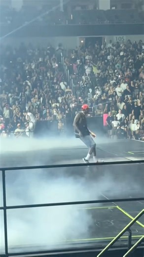 He lost a shoe and didn't even miss a beat!#chrisbrown #breezy #teambreezy