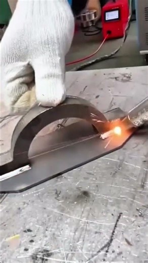Cutting curved metal sheet using plasma cutter with precision control