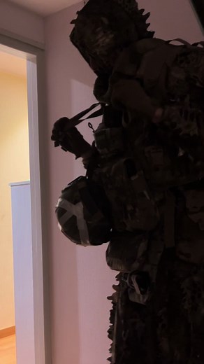 Cosplay Airsoft Clips with Captain Price Switching Sides