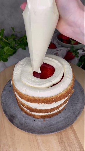 Mascarpone torta s jahodami a kokosom 🍓 | Celý recept v popise 📝 | Kuchyňa Lidla