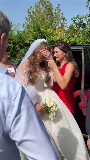 The bride leaving the house 👩‍❤️‍👨 #wedding #love #albania #bride #studiojeti #live #albania #music