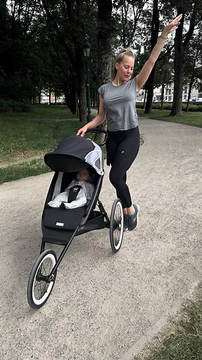 Eline De Munck // Odette Lunettes on Instagram: "Jarenlang heb ik bijna dagelijks gelopen. Tot ik zwanger werd. Toen moest mijn lichaam even iets anders doen ;) 6 weken na mijn bevalling ben ik met kine begonnen. Niet enkel bij de kinesist, maar ook thuis doe ik elke dag flink mijn oefeningen. Niet omdat ik dat leuk vind, maar omdat ik het belangrijk vind om een sterk en gezond lichaam te hebben. Niet alleen voor mijn lichaam, maar vooral voor mijn geest. Als ik gesport heb voel ik me altijd bet