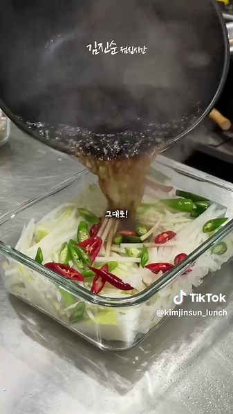겨울 끝나기 전, 꼭 만들어 두세요!! @@나도 이거 만들어 줘(태그)@@ @@나도 이거 만들어 줘(태그)@@ 겨울무가 끝나가는 요즘 마지막으로 무 장아찌 만들어두면 두고두고 먹기 딱 좋아요! 뜨끈한 밥에 물말아서 장아찌 올려 먹으면 밥한끼 뚝딱이에요 ㅎㅎㅎ __________ 💛 프로필 눌러보시면, 더 쉽고 간단한 레시피가 잔뜩! 🧡 팔로우 하고 점심/저녁 메뉴 같이 만들어봐요! ___________ [영상속 레시피] ➡️ ‘소량 레시피’는 고정 댓글 참고 - #재료 - 무 1.5키로 - 청양고추 4~5개 #소스 - 진간장 1.5컵 - 식초 1.5컵 - 설탕 1.5컵 - 물 1.5컵 ____ #레시피 1. 무를 채썰어주세요! 2. 장아찌 담을 용기에 3. 채썬 무 모두 넣어주고 4. 소스 한번 끓여서 5. 부어주세요! ____ 6. 상온에서 하루 7. 냉장에서 3일 숙성하면 8. 무 장아찌 완성! ___________ 💛 2인분 레시피는 고정댓글 참고 🧡 저장해 두셨다가, 