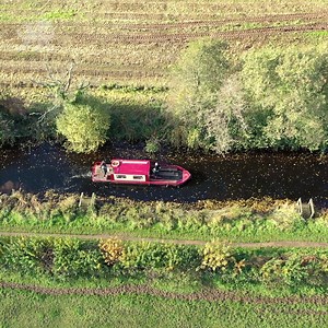 🍂 The Monmouthshire & Brecon canal is often voted Britain’s prettiest canal, and it isn’t hard to see why! 📲 http://www.breconbeacons.org/monmouthshire-brecon-canal | Wales