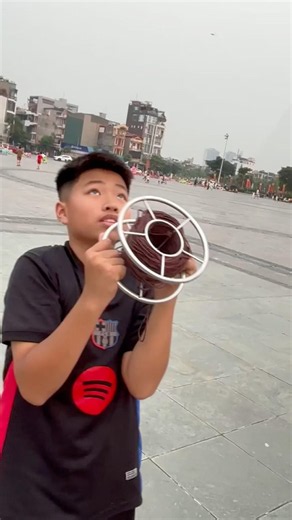 Cậu nhóc có kiểu ra dây diều độc lạ ghê #kite #kiteflying #dieu #layangan #patang