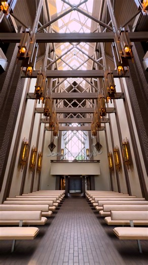 The Marty Leonard Community Chapel is one of those places that makes you stop mid scroll. All glass, lines, and light, built in a way that feels quiet but powerful. It sits on the campus of Lena Pope, and it was created as a community chapel first, before it became one of the most recognizable ceremony spaces in the city. This is architecture that does not try to be loud. It just lets daylight do the talking. Every angle changes the mood, and every shot proves the same point: sometimes a buildin