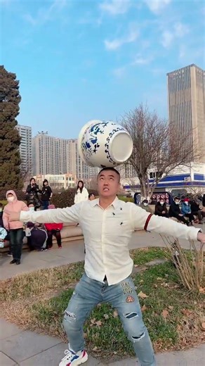 Challenge traditional Chinese acrobatics top tank, experts in folk arts