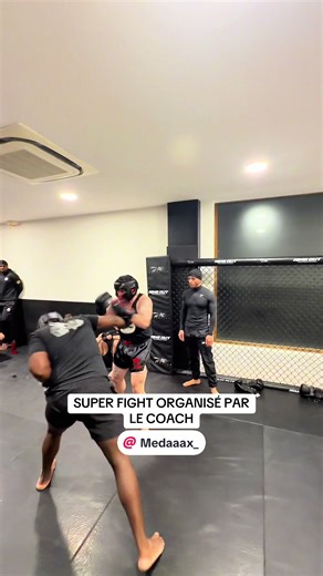 SUPER FIGHT EN ANGLAISE CHEZ FIGHT ÉVOLUTION 74 🥊 Venez vous inscrire chez nous pour progresser et évoluer en boxe anglaise, et profiter de nos super fights 🔥 Merci aux coachs @Medaaax_ et Jo _____ #boxe #boxeanglaise #boxing🥊 #sparring #fight