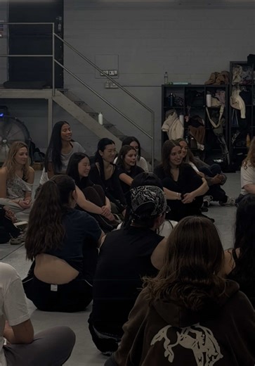 Reflecting on the class and reminding the students of what really matters. Not the steps and counts, the studio is about growth, respect, and showing up.🧡🧡 YOU CAN JOIN US TONIGHT !!! Jeremy teaches Every Tuesday/Wednesday his beginners/ intermediate at 8:30pm. “ I don’t care if you mess up as long as you’re doing your own personal best 💛 “ @jkinghong #danceclassinlondon #venturestudio #viral #fyp #danceclass