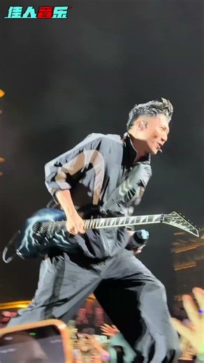 谁收到LABUBU都会开心，谢霆锋也是~ #拉布布 #live #直拍 #演唱会 #谢霆锋 #shorts #labubu