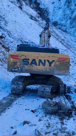 Excavator in Snow: Can It Work After Its Bucket Falls Off?