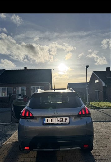 Peugeot 2008 (2017) voorzien van een achteruitrijcamera op het originele scherm, inclusief dynamische (meedraaiende) hulplijnen voor extra veiligheid en precisie bij het parkeren. 🚗📷 📞 32 469 19 50 87 #fyp #codinglm #holland #hasselt #peugeot