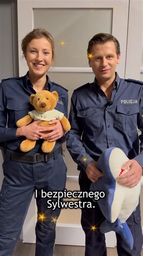 M jak miłość on Instagram: "Natalia i Adam wraz z całą ekipą serialu, życzą Wam dużo miłości i uśmiechów. Niech Wasze Święta będą radosne, a prezenty wymarzone🎁🧸🦈😉🎅 #MjakMiłość #święta #prezenty #życzenia #grabina @domisuchecka @patszwichtenberg"