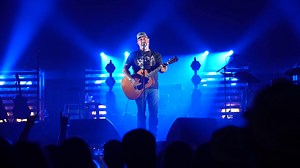#AaronLewis 🇺🇲 Am I The Only One (Live From the Road) Am I the only one willin' to bleed Or take a bullet for bein' free Screamin' "What the fuck!" at my TV For tellin' me? Yeah you're tellin' me That I'm the only one willin' to fight For my love of the red and white And the blue burnin' on the ground? Another statue's comin' down in a town near you Watchin' the threads of Old Glory come undone | We Love Staind & Aaron Lewis