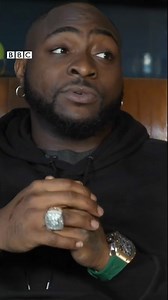 "Ma fille me demande : papa, pourquoi es-tu toujours en train de dormir ?" Davido, l’un plus grands noms de l'afrobeats, se confie. Il parle de la conséquence de son style de vie sur sa famille et de ses débuts dans la musique. | BBC News Afrique