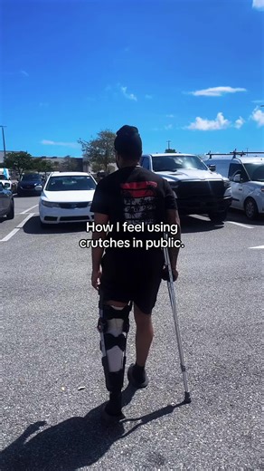 This ain’t it chat😂🩼 #aclrecovery #acl #phyiscaltherapy #crutches #fyp